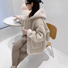 工場直売の新型の羊の小毛の帽子のコートの女性の秋冬のボタンのゆったりしているファッションはやせています。