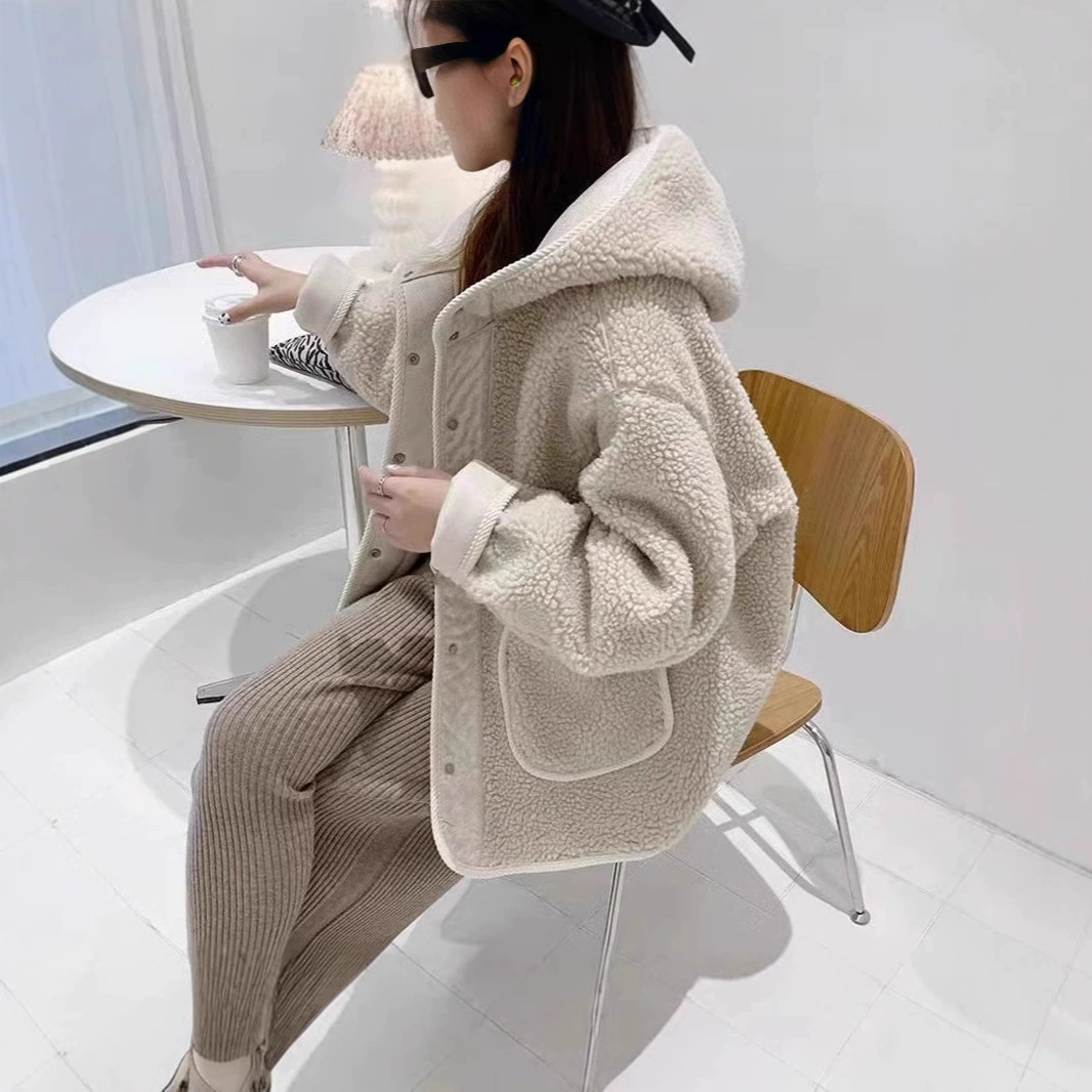 Фабрика прямых продаж новая имитация шерсти ягненка с капюшоном женская осенняя и зимняя пуговица свободная мода тонкая и универсальный топ