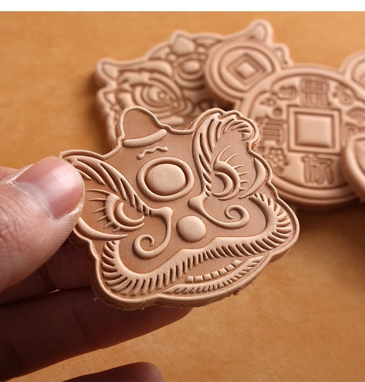Natural-color vegetable-tanned three-dimensional leather block pendant, hanging decoration, lion dance Dharma keychain, New Year good luck bag, car pendant Specification drawing
