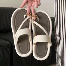 ���мн�������Ů�⴩��Ь�����ٴ�ɳ̲��ƽ������Ь�ļ���ֺ��Ь