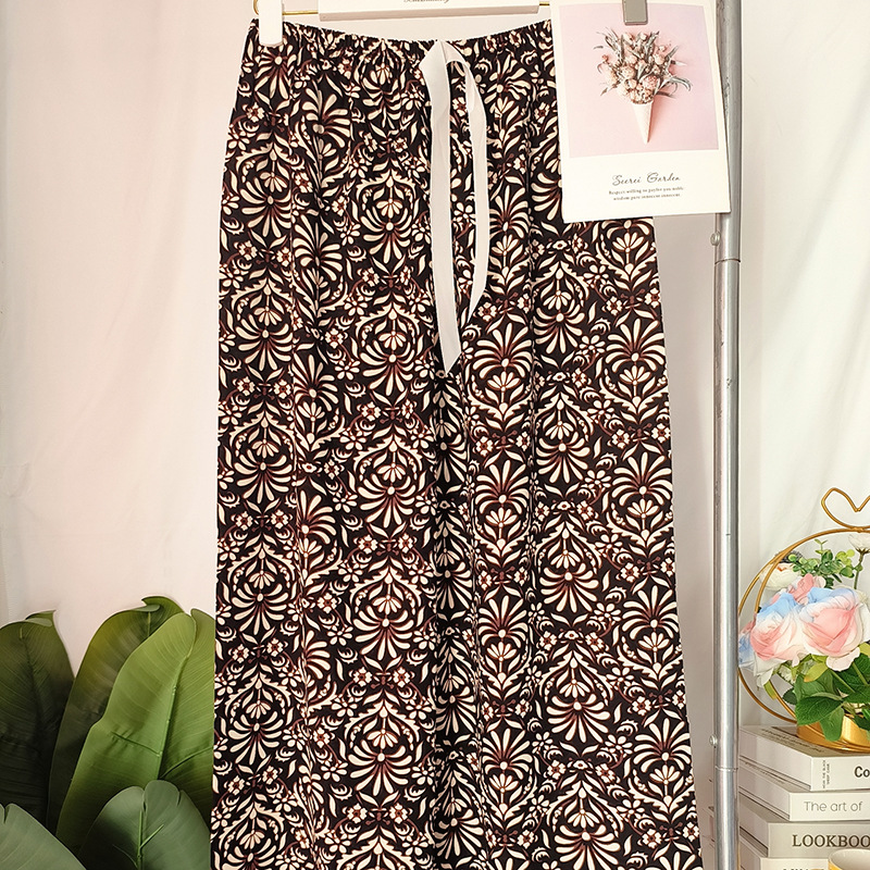 갈색 배경에 작은 꽃