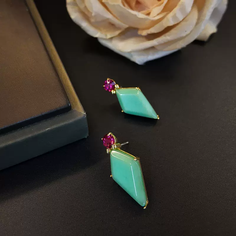 黄铜镶嵌孔雀绿菱形天然石气质玫红色莱茵石通勤耳钉2024秋冬女批