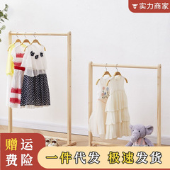 子供の木のハンガーが床に落ちた中で子供の大きい子供は服の棚の寝室の簡易なハンガーの幼稚園のハンガーを掛けます。