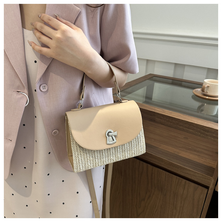 Color-Blocking-Hand-gehaltenes kleines Quadrat für Frauen 2024 neue Sommer koreanische Version modische Lock Gras gewebt lässig_voghion.com