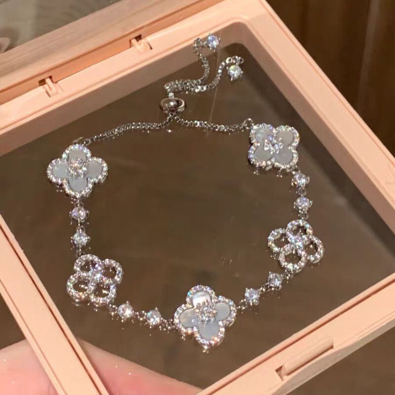 New Style Pink Shell Petal Four-Leaf Clover Bracelet, Exquisite Zircon-Encrusted Shiny Bracelet, Light Luxury, High-End, Versatile Hand Jewelry for Women New Style Pink Shell Petal Four-Leaf Clover Bracelet, Exquisite Zircon-Encrusted Shiny Bracelet, Light Luxury, High-End, Versatile Hand Jewelry for Women