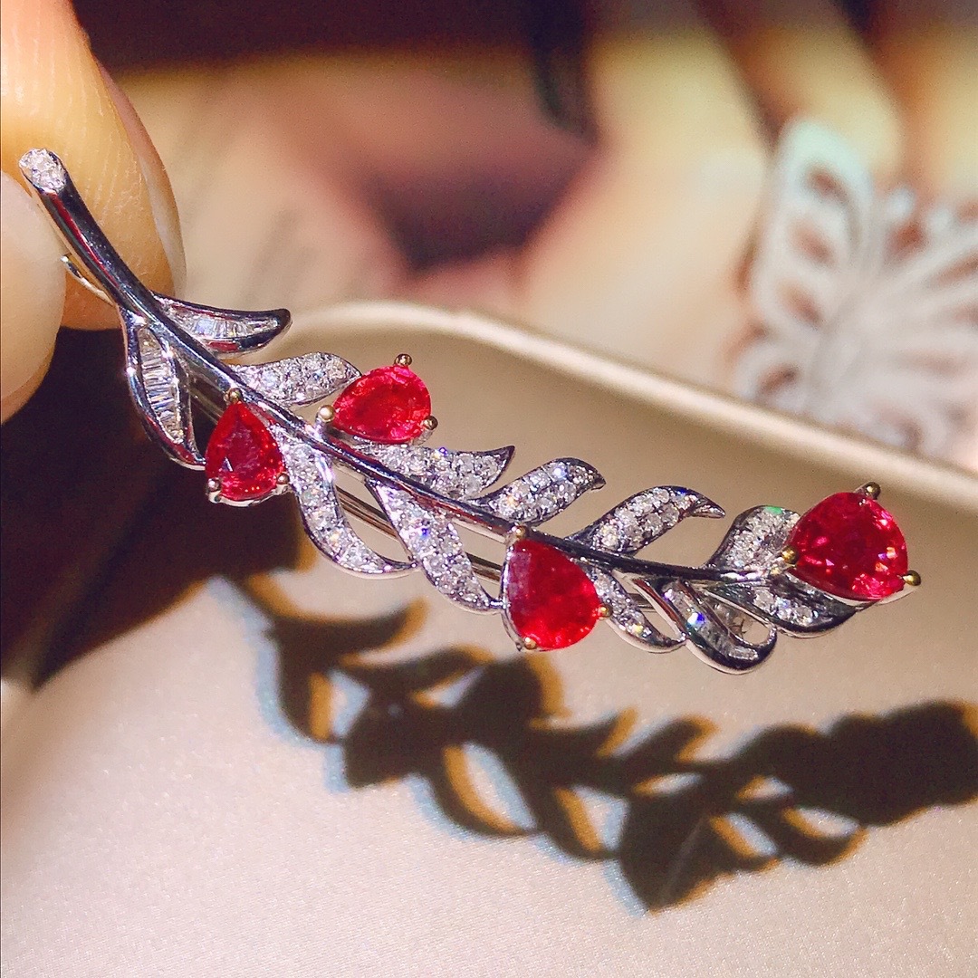 首饰厂家DIY 18K金镶嵌天然无烧红宝石羽毛吊坠胸针 主石:2.3克拉|ms