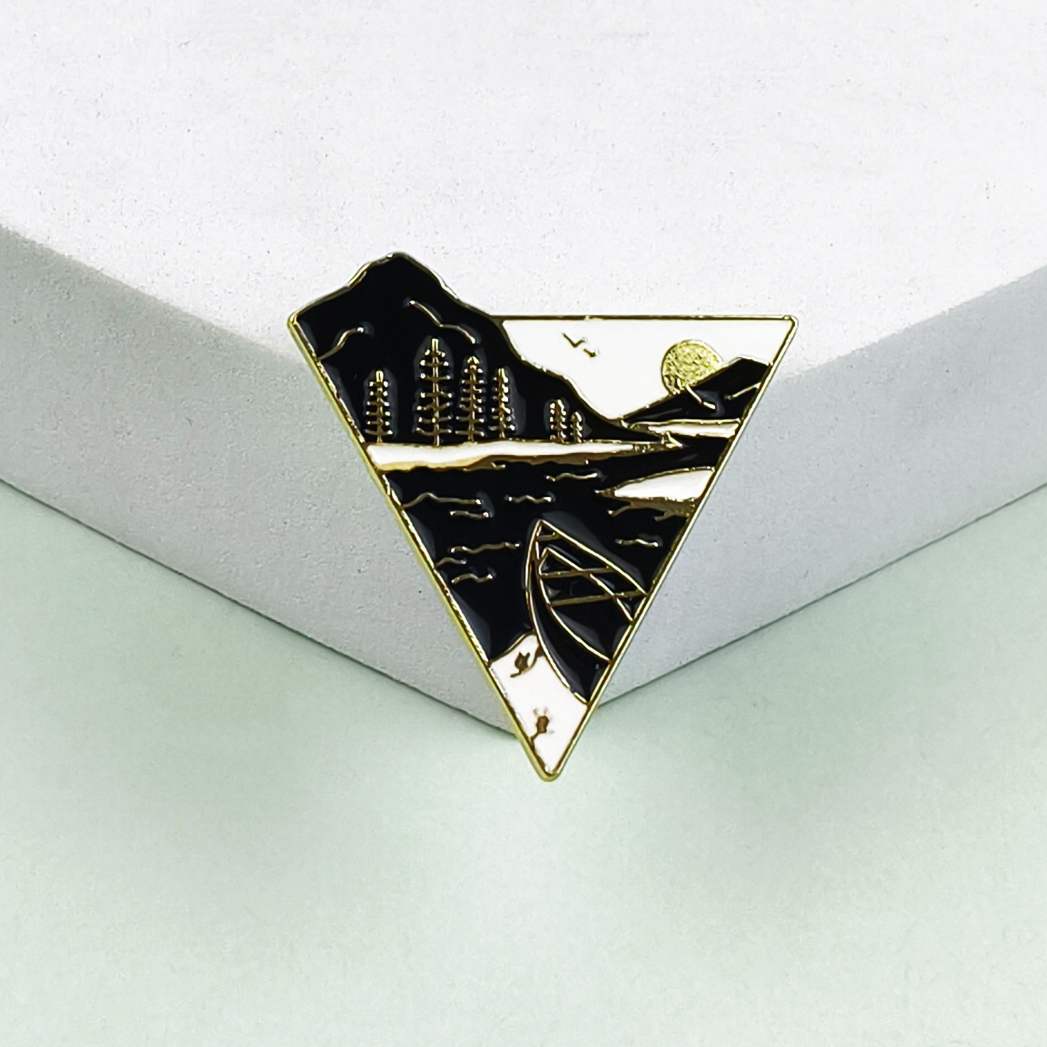 Creativo Xingyue Mountain River Plant Broche Triángulo Geometría Aleación Pin decorativo Medalla Accesorios de vestir Punto transfronterizo