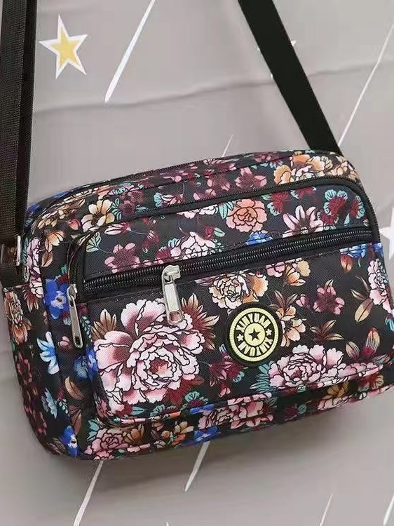 新商品の女性カバンが屋台を並べています。|undefined