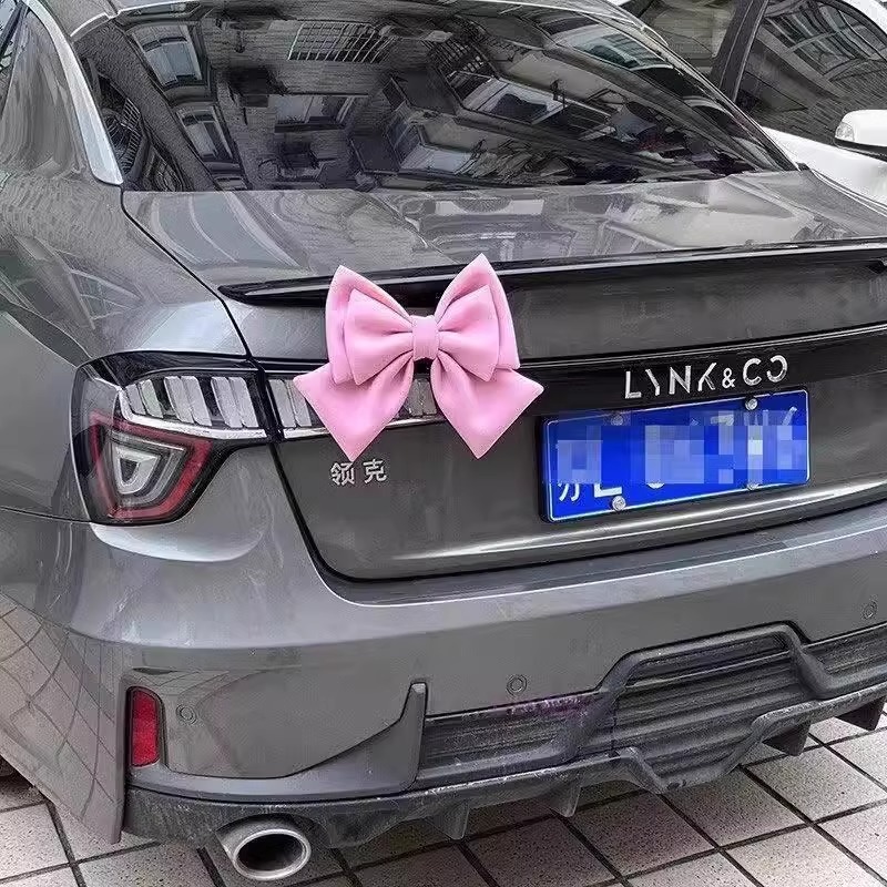 Decoración de la parte trasera del coche con lazo para mujer