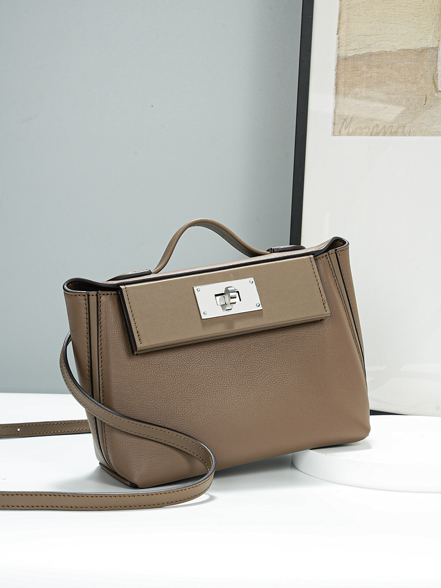 Quality capacious elegant shoulder bag