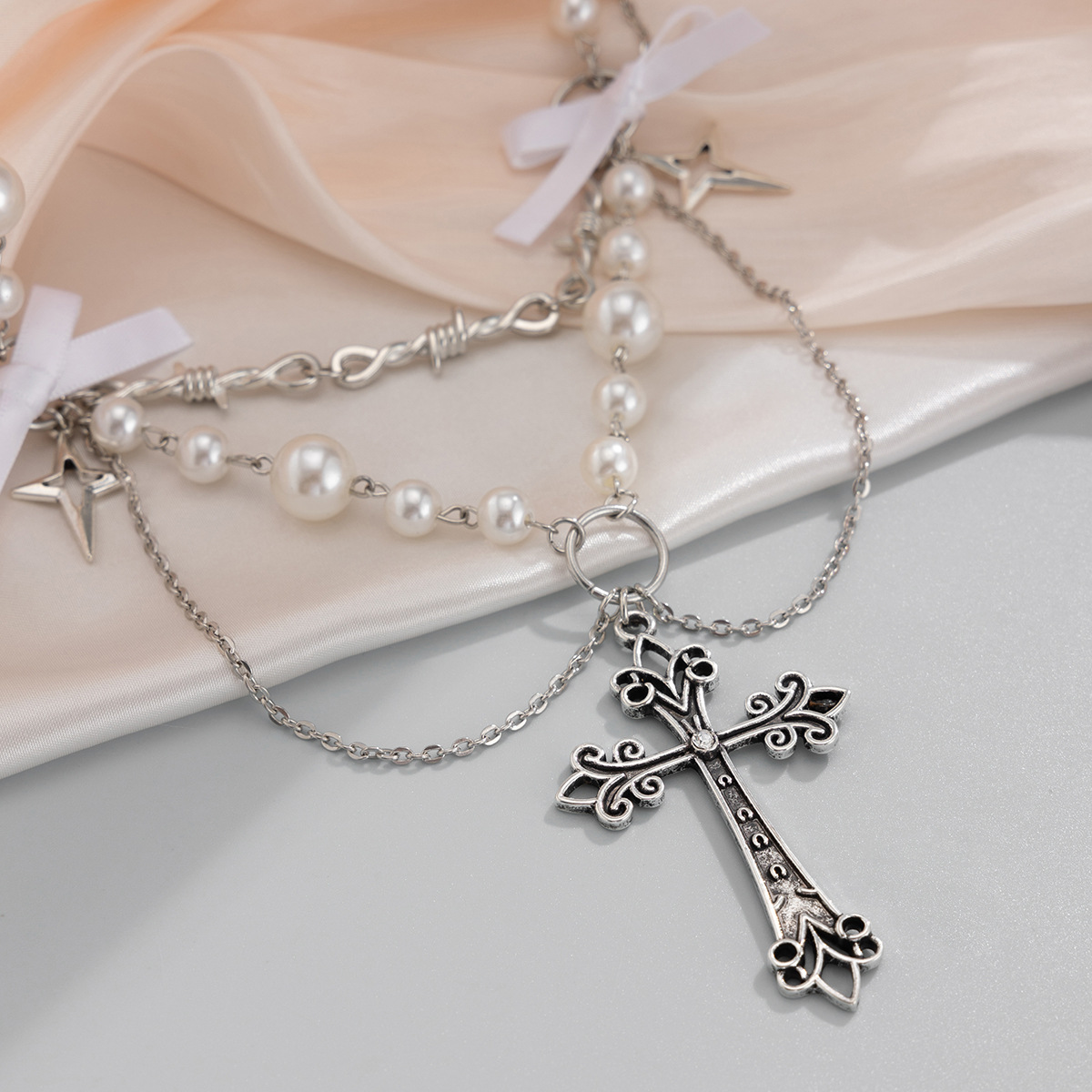 Collana a strati con croce e perle design elegante_voghion.com