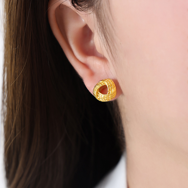 Simple Mobius con temperamento hueco exquisita moda artística retro nicho diseño Titanium pendientes de acero joyería femenina