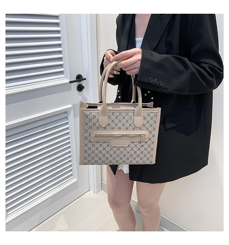 Small niche design, beautiful and personalized handbag for women 2024 new fashionable splicing trend, large capacity_voghion.com