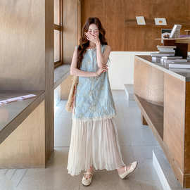 浅蓝色法式高级感精致绣花无袖连衣裙女2026夏季新款蕾丝拼接长裙