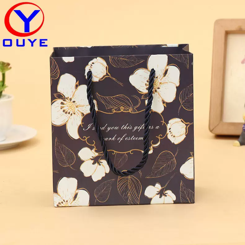 定制纸袋牛皮白卡手提袋礼品袋服装袋纸袋批量定做印LOGO有底立体