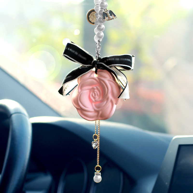 Camellia colgante de automóvil perfumado para automóvil espejo retrovisor colgante tira magnética goteo perfume decoración interior del automóvil