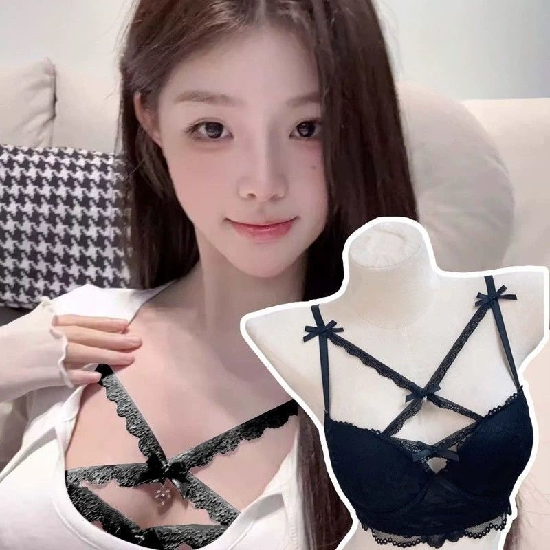 レースのセクシーなインナーカバーの外には、首をかける式のマシンランジェリーを着ています。|undefined