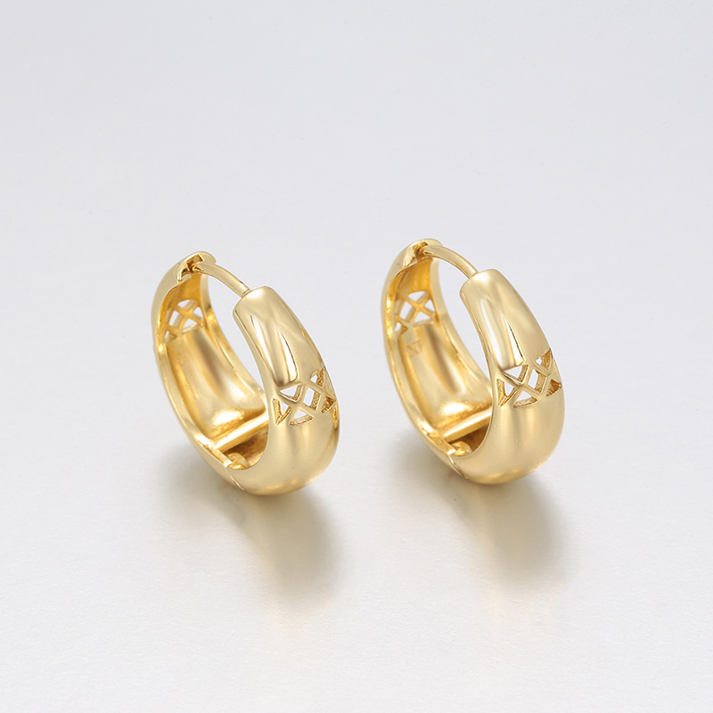Xuping Europa y los Estados Unidos transfronterizos hebilla de cobre aleación de geometría lisa hueco diseño de aretes circular fuente fábrica personalizada mujer