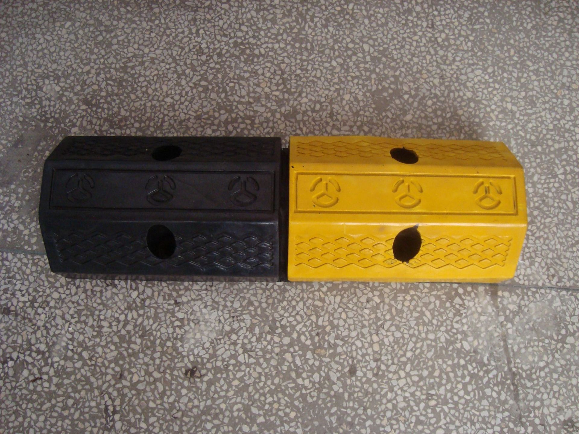 重型车轮定位器 黑黄 带黄胶定位器 挡车器 四孔车档 小区用