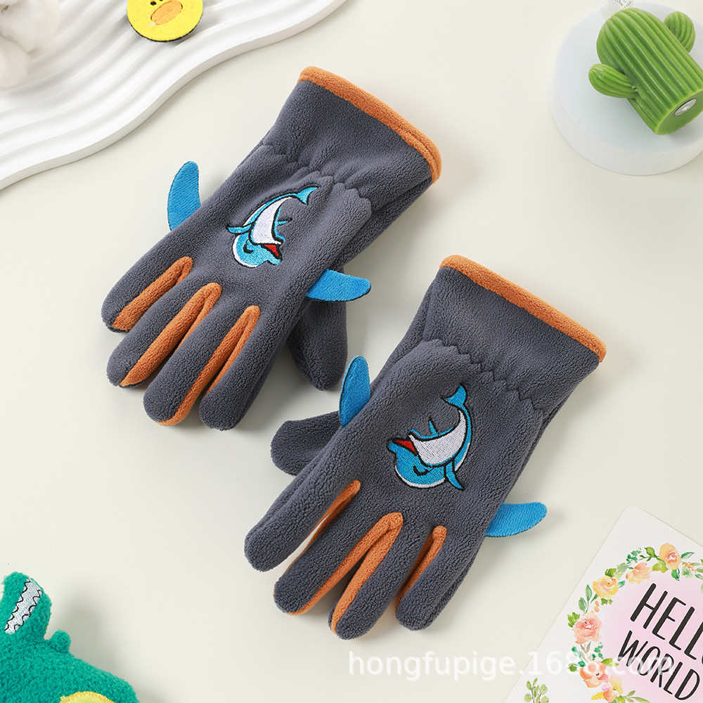 Guantes de invierno para niños con guantes de terciopelo de dibujos animados al aire libre para montar a favor de la piel, guantes de terciopelo de grano para niños y niñas.
