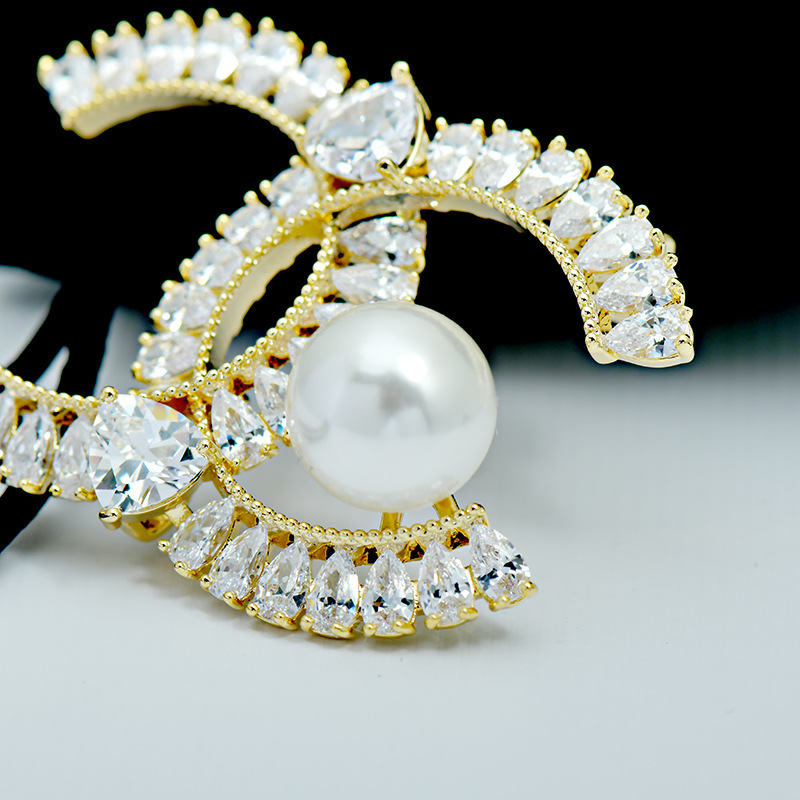 字母C高檔锆石網紅同款雙C衣飾胸針大牌範小香風珍珠領針別針批發