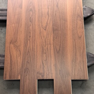 ���ö��������ӌ�ľ�ͺϵذ�15mm��ľ��ľ�ں���ƴ��β؛