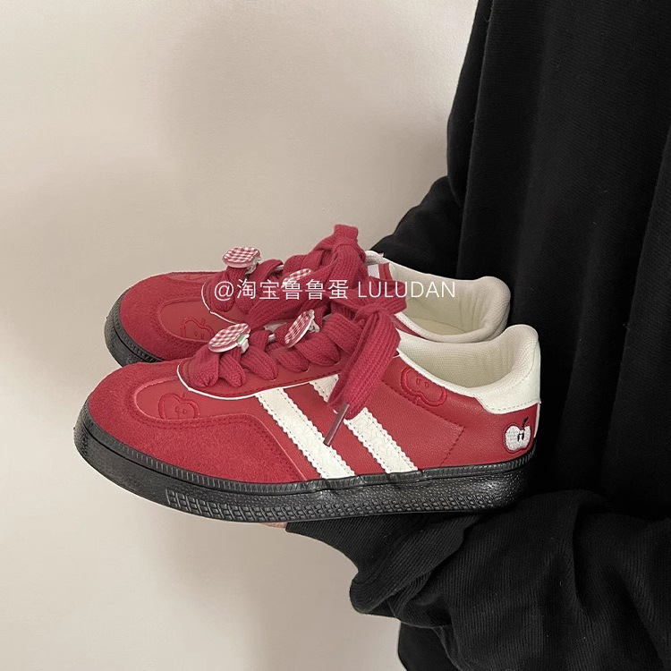 Zapatos blancos de suela gruesa para mujeres verano 2026 nuevos zapatos casuales zapatos deportivos estudiantes de dibujos animados de manzana zapatos de altura
