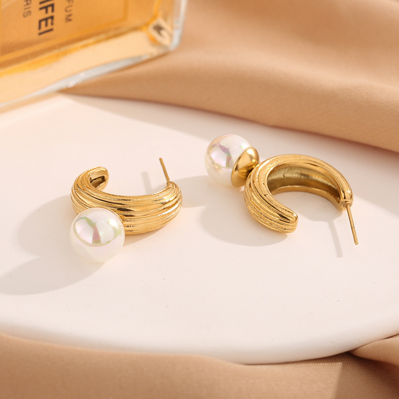 INS estilo francés nuevo 18K chapado en oro vintage hilo en forma de C con incrustaciones de perlas pendientes de acero inoxidable de moda pendientes de todos los partidos