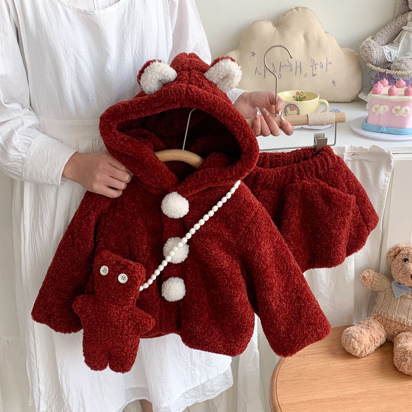 女童年服套装24冬新款加绒加厚儿童拜年服球球连帽羊羔绒裙裤套装