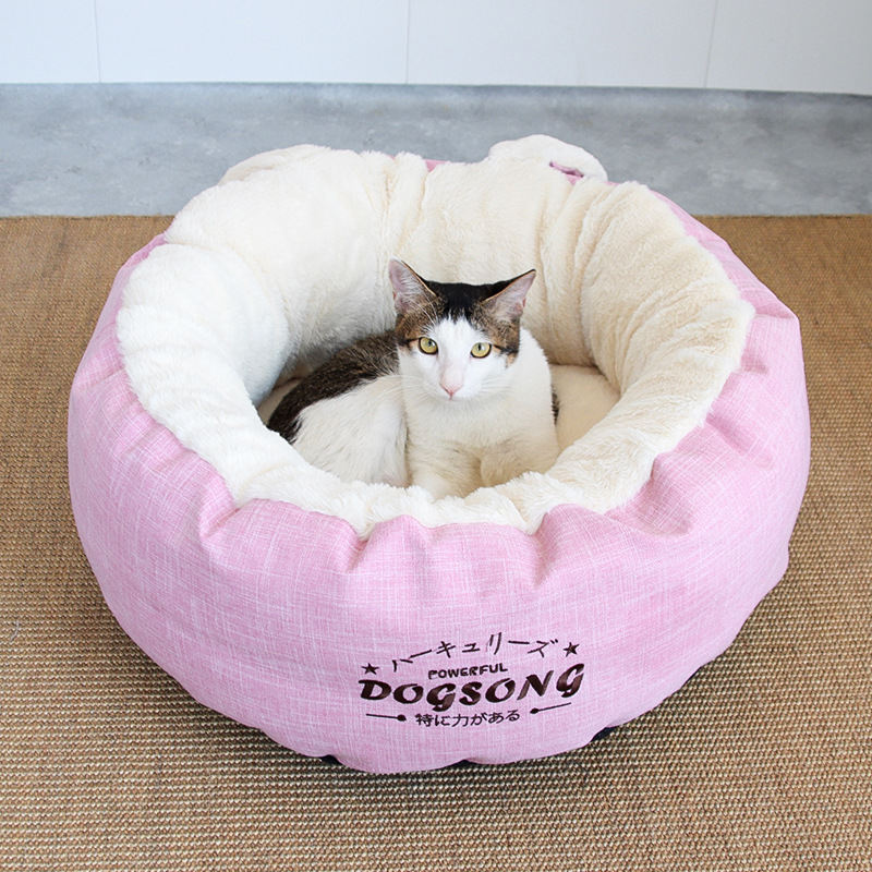 분홍색과 보라색 봉제 고양이 둥지