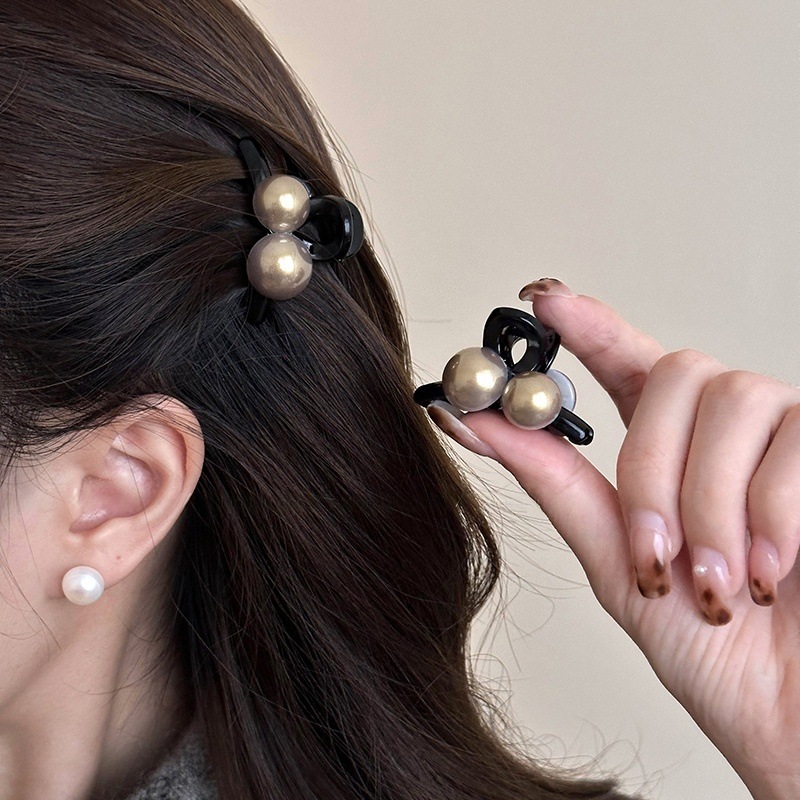 ダイヤモンドの蝶結びの小さいヘアピンを入れて、女性の気質の前髪の小さいものを挟みます。