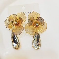銀色のペンダント感の透かし彫りの葉の花はジルコニウムのイヤリングの金色のトライデントを持っています。