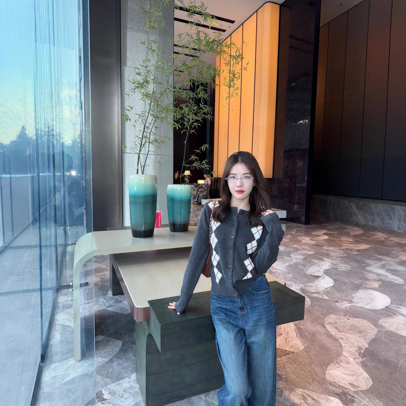Li Jinxian's Same Style Bovai Autumn and Winter Round-Neck Thick Sweater Coat, Long-Sleeve Diamond-Pattern Knitwear, High-End Gray Cardigan Li Jinxian's Same Style Bovai Autumn and Winter Round-Neck Thick Sweater Coat, Long-Sleeve Diamond-Pattern Knitwear, High-End Gray Cardigan