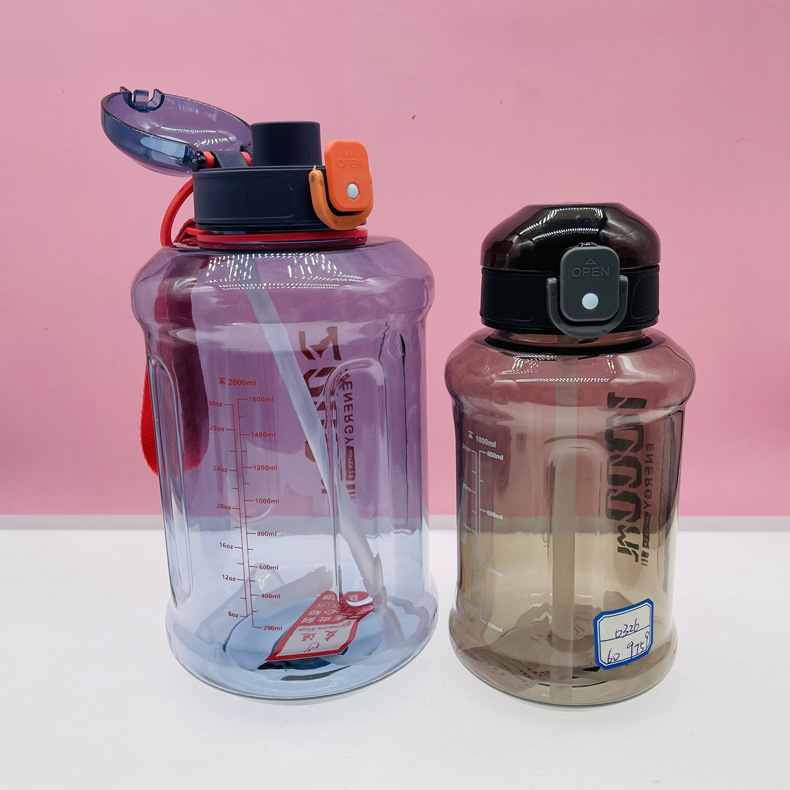 Youyun 0326 nueva red TAZA ROJA taza de plástico 2000ml portátil Ton Cup cubo grande espacio taza al por mayor