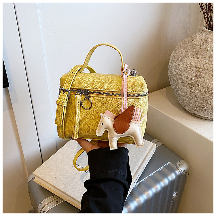 This year's popular simple hand-held small bag for women, the 2025 new women's single-shoulder bag, is elegant and fashionable, a crossbody small bag undefined