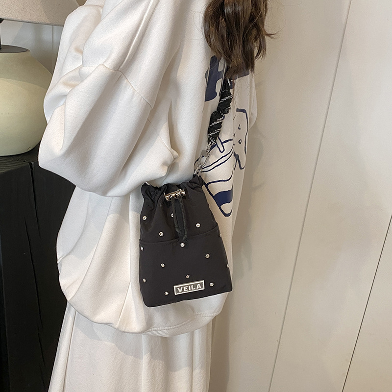 Niche Fashion Drawstring Bucket Bag for Women 2024 New Nylon Lightweight Crossbody Bag Sweet and Cute Makeup Bag