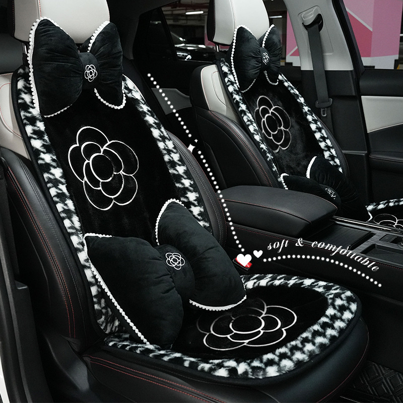 冬のぬいぐるみの車のクッションの高級感があります。|undefined