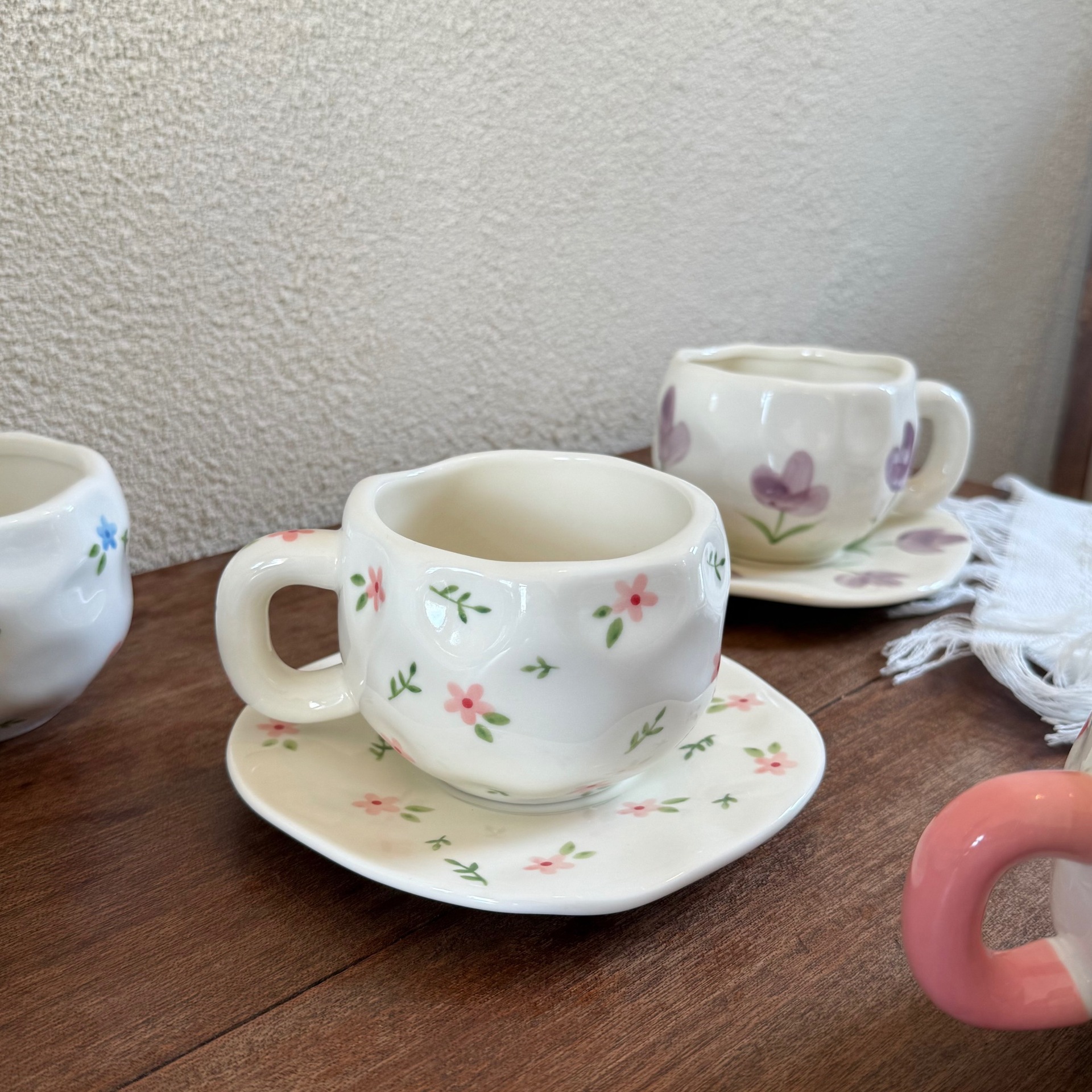 Tazas y platos de cerámica de flores retro de estilo coreano, tazas y platos de café irregular pellizcado a mano, tazas y platos de té de la tarde