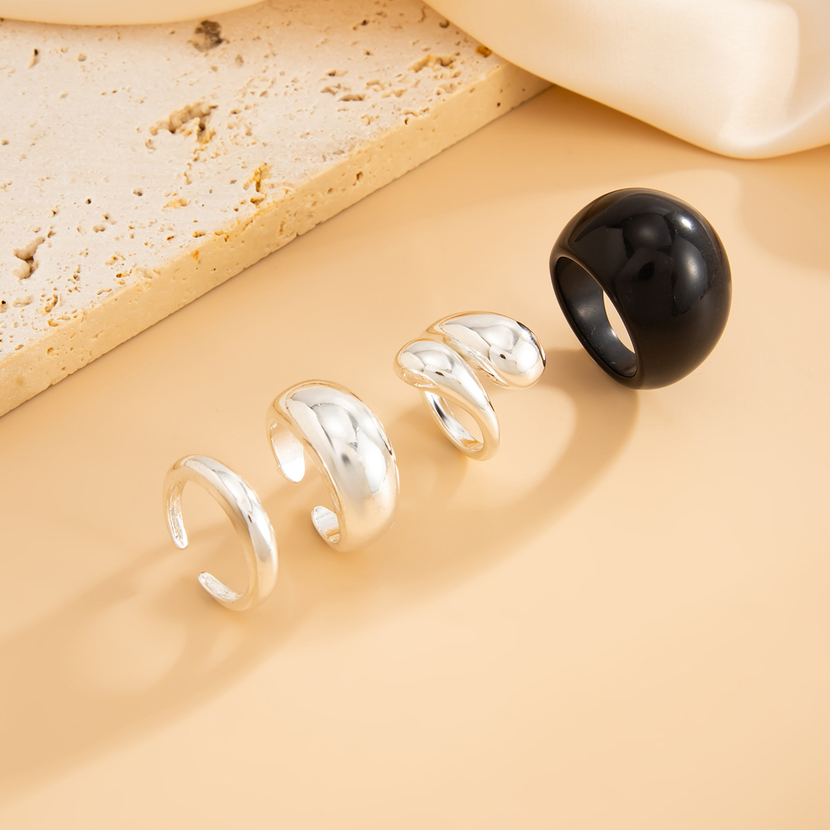 Zweifarbige, stapelbare, zarte Ringe, trendiges Set aus verschiedenen Metallen zum Kombinieren, minimalistische, dünne Gold- und Silberringe, gravierte Initialen und Sternsymbole, 3-5 Stück zum Stapeln, Mode_voghion.com