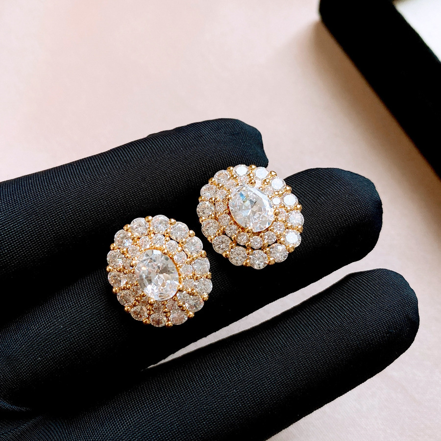 Pendientes de alta gama de lujo ligero transfronterizo de aguja de plata de galvanoplastia de oro real, pendientes de personalidad de nicho, pendientes de alta gama de moda al por mayor