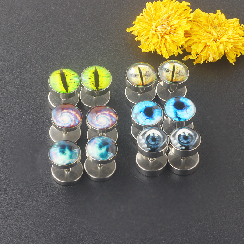 16G labret stud size and finish detail