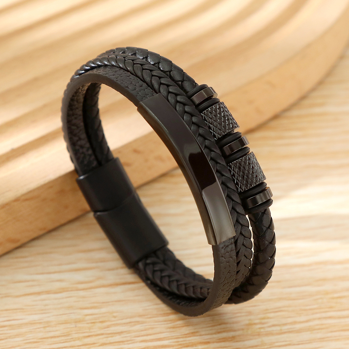 Pulseira masculina multicamada de couro trançado com fecho_voghion.com