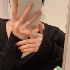 大衆が白黒盤の格子縞の指輪をデザインしています。