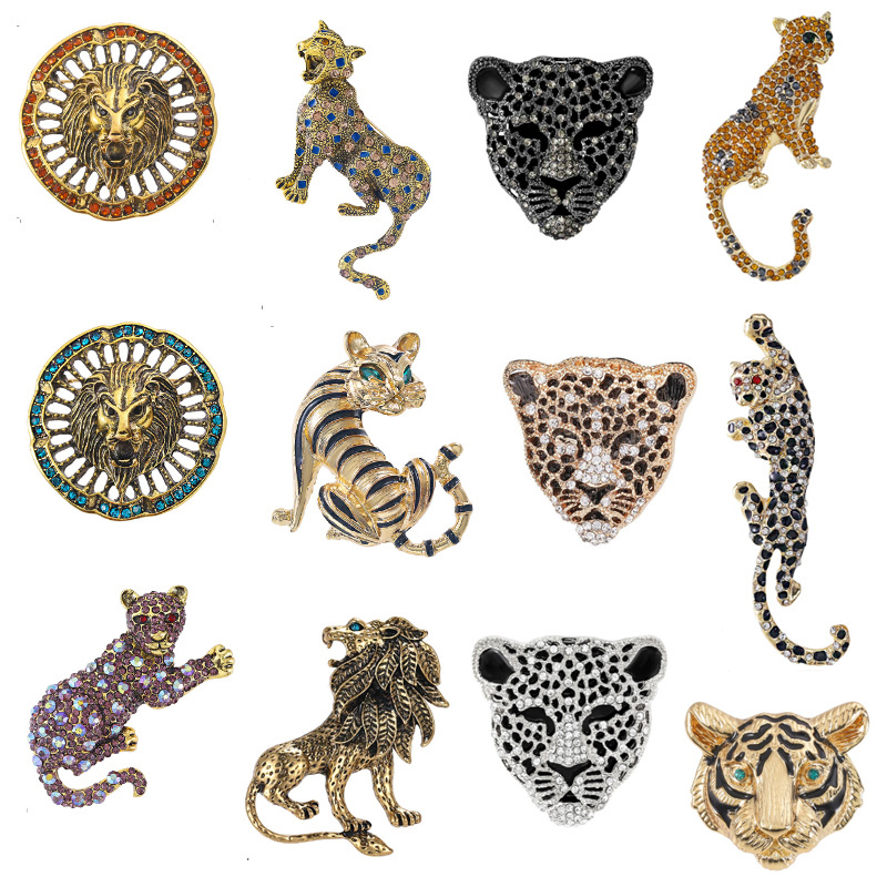 Fashionable retro commemorative brooch