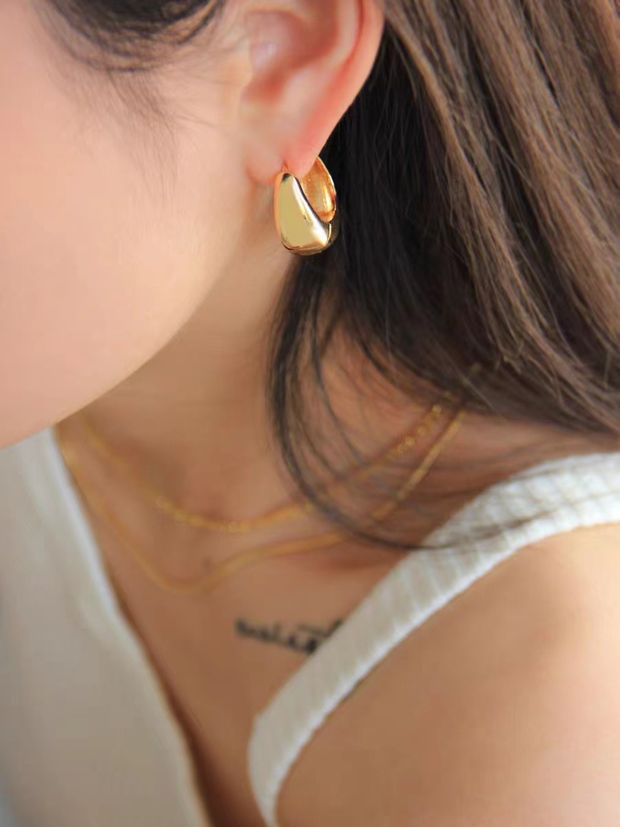 Daily Occasion Metal Material 1 Pair Simple Style Solid Color Metal Plating Women's Earrings