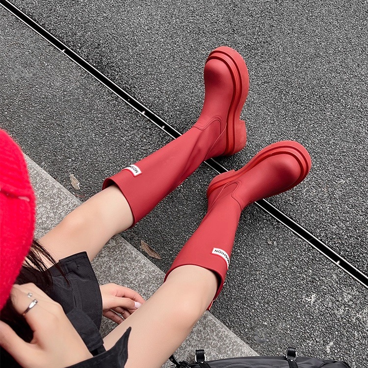 户外红色雨靴女2025新款秋冬百搭圆头厚底高筒骑士靴不过膝长筒靴