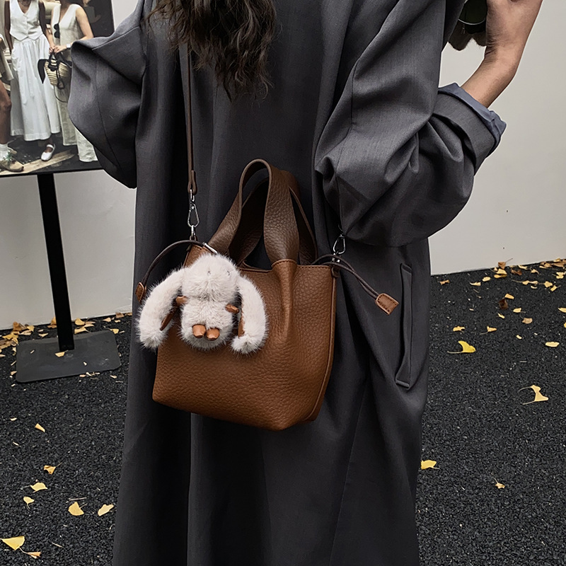 Bolso de mano retro de alto nivel, bolso de balde de agua universal para mujeres 2025, nuevo estilo coreano de invierno para niños y madres, bolso de hombro.