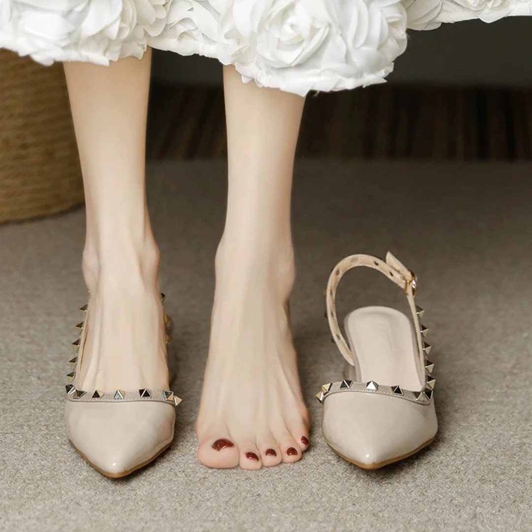 Remaches de color desnudo temperamento de tacones altos 2026 verano nuevo tacones gruesos puntiagudos para usar sandalias vacías de moda