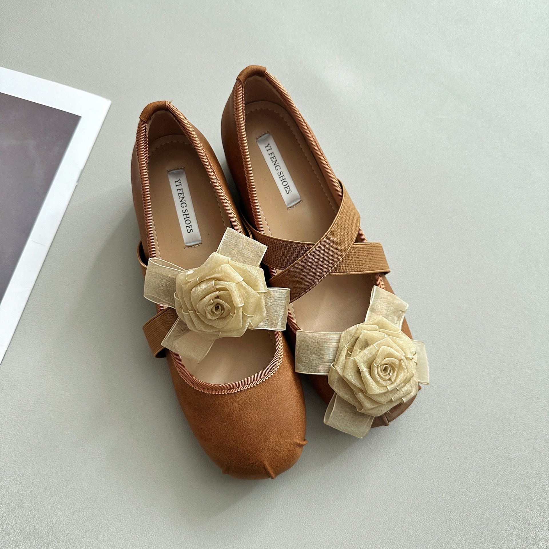 Versión de aumento interno ~ Zapatos de ballet de suela gruesa de cuero mujer flor de tacón grueso Mary Jane zapatos individuales tacón de cuña zapatos de tacón alto