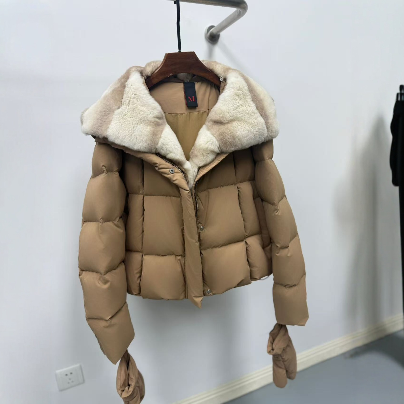 2025冬新款短款白鹅绒羽绒服女连帽天然兔毛领带手套加厚保暖外套